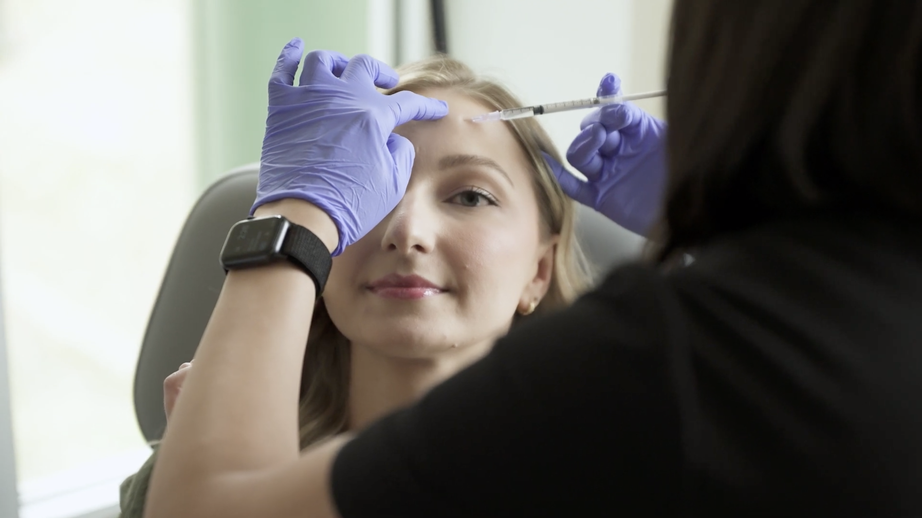 a image of a patient recieving botox injections in her forehead